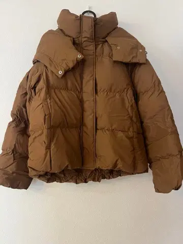 브라운 다운 자켓 후드 부착