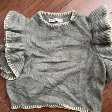 ZARA 프릴 소매 그레이 슬리브리스 니트