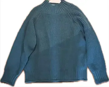 파란색 하이넥 니트 스웨터