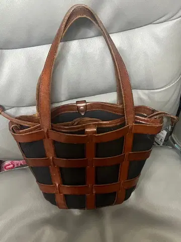 저스트 칸파뉴 뜨개질 디자인 핸드백 블랙과 브라운