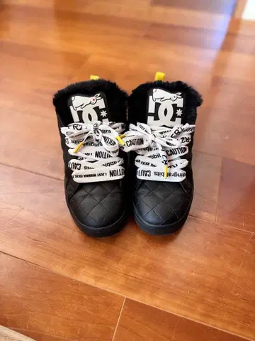 FR2와 DC Shoes의 콜라보 스니커즈