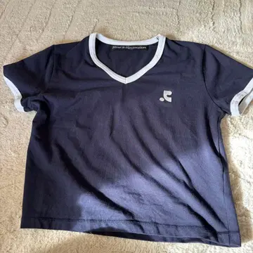 rest&recreation 브이넥 티셔츠