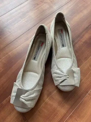 골드 무광 플레이트 장식 베이지 플랫슈즈