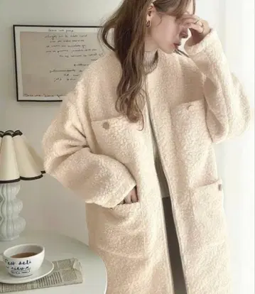 더블 포켓 루프 트위드 노카라 지퍼 코트