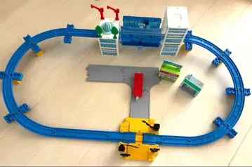 프라레일 마을을 만들고 달리자! 토미카와 프라레일의 마이타운 키트