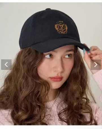 TINA:JOJUN 엠블럼 자수 장식 캡