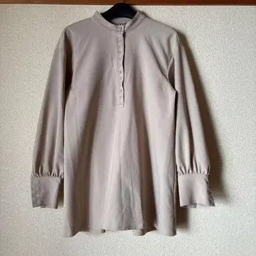 louren 아에카 베이지 긴팔 셔츠 버튼 하이넥