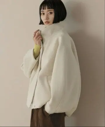 LOWRYSFARM 울리 테크 스탠드 블루종 아이보리