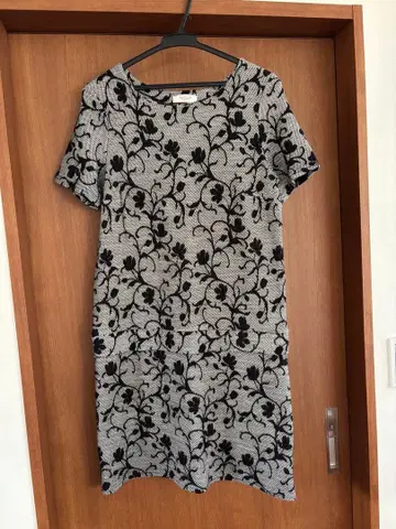 그레이 꽃무늬 자수 반팔 원피스