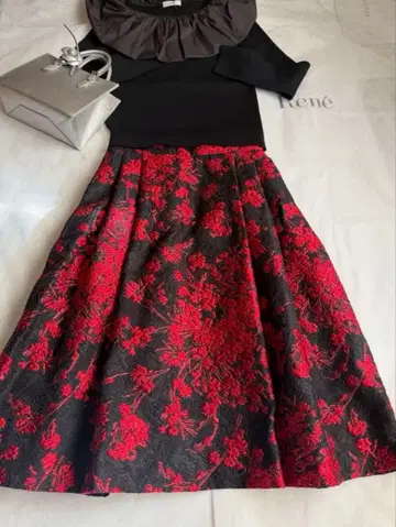 Rene 플레어 스커트 블랙과 빨간색 꽃무늬