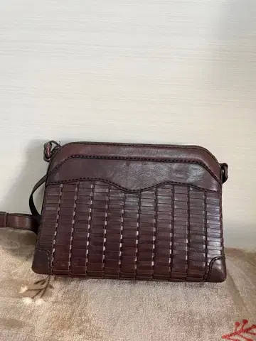 다크 브라운 가죽 숄더백