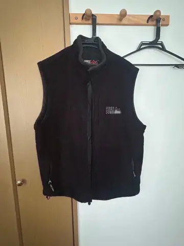 퍼스트 다운 블랙 플리스 베스트 M