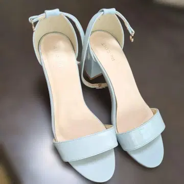 스카이블루 스트랩 중 힐 펌프스