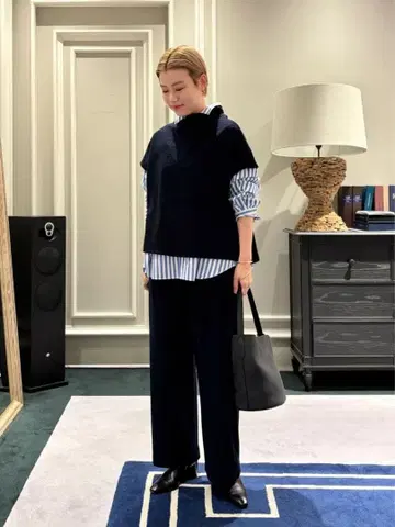 [ 갤러리 바이 ] 파인 부클레 미들넥 베스트 네이비 2024AW