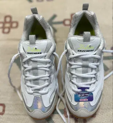 SKECHERS D'Lites 화이트/실버 스니커즈