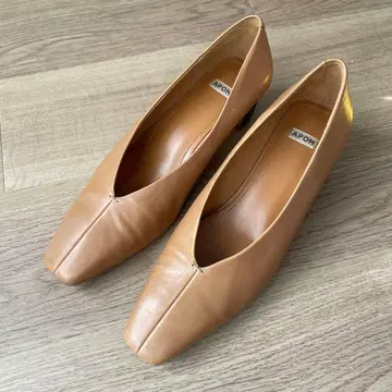 APOM 베이지 스퀘어토 펌프스
