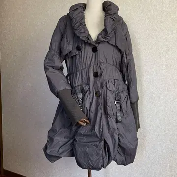 그레이 프릴 부착 아우터