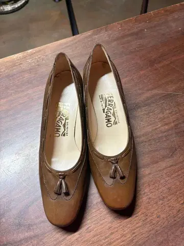 페라가모 브라운 펌프스 중간 굽