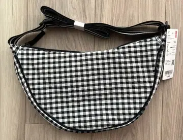 유니클로 라운드 미니 숄더백 깅엄 체크 블랙