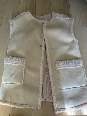 크림색 플리스 베스트