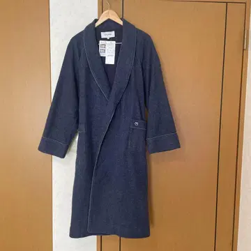 밀라 쇤 울 가운