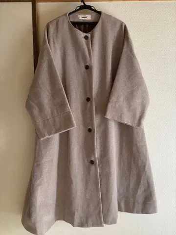 베이지 A라인 롱 코트 버튼 포함