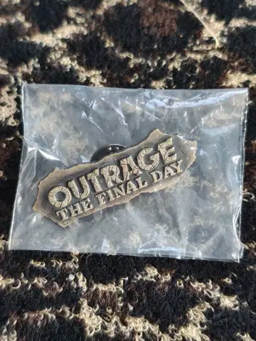 새상품 OUTRAGE THE FINAL DAY 핀 배지 30년 전