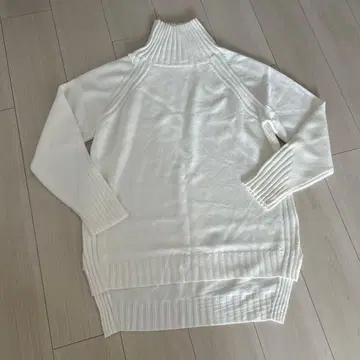 화이트 마쉬멜로우 소재 푸와푸와 하이넥 니트 스웨터