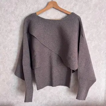 비대칭 디자인의 그레이 니트