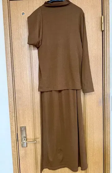 요건 레일 울 면 혼방 브라운 셋업 터틀넥