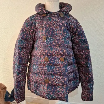 티티카카의 귀여운 자켓입니다. 네이비 계열 꽃무늬 퀼팅 자켓