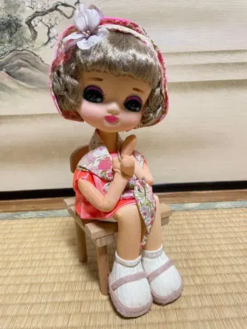 귀여운 꽃무늬 드레스 인형 쇼와 레트로