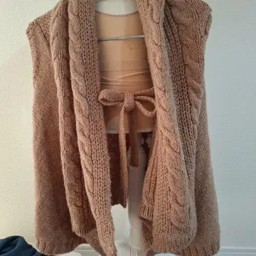 베이지 케이블 니트 슬리브리스 베스트