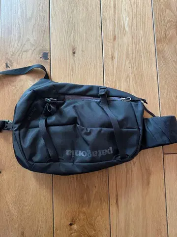 파타고니아 Atom 8L 숄더백 블랙