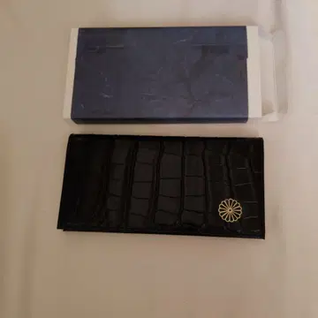 크로커다일풍 국화 문장 장지갑 블랙