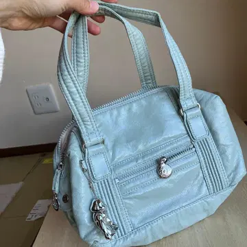 [ Kipling ] 라이트 블루 핸드백 메탈릭 참