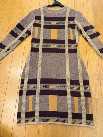 에이미 이스트 월 랜덤 체크 니트 원피스 베이지