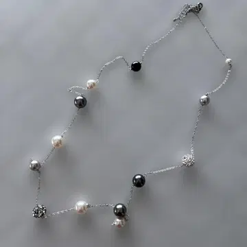 스와로브스키 크리스탈과 펄 비즈의 롱 목걸이