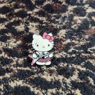 헬로키티 락 기타 핀 배지