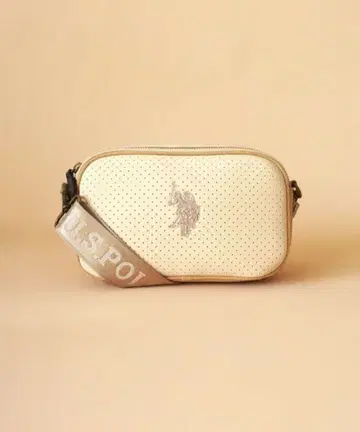 U.S POLO ASSN. 숄더백 베이지 펀칭 로고 벨트