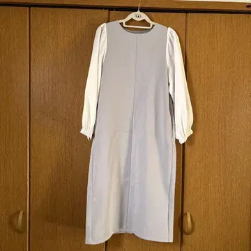 연한 그레이 색상의 A라인 원피스 (긴팔, 포켓 부착)