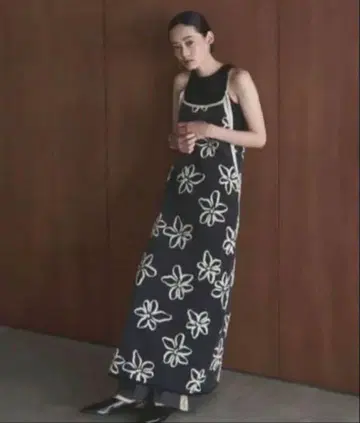 AIC. 플라워 프린트 슬리브리스 니트 원피스