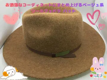 세련된 코디네이트로 완성하는 베이지 계열 울 페도라 햇