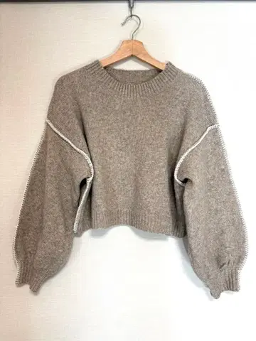 베이지 크롭 니트 벌룬 슬리브