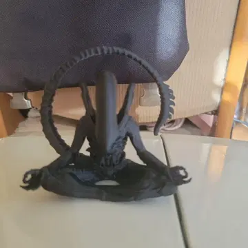 좌선 명상 에이리언 피규어