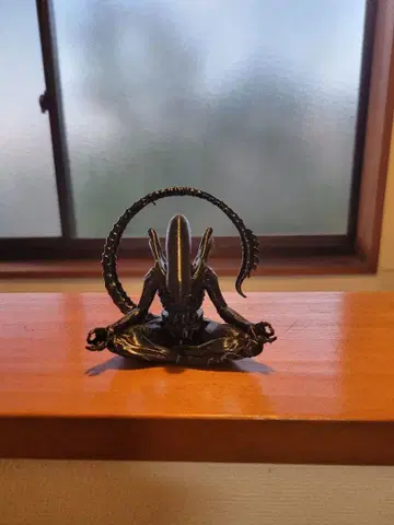 좌선 명상 에이리언 피규어