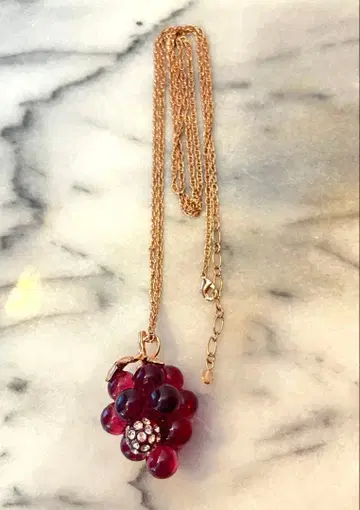 입체감이 있는 포도 목걸이