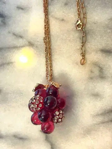 입체감이 있는 포도 목걸이