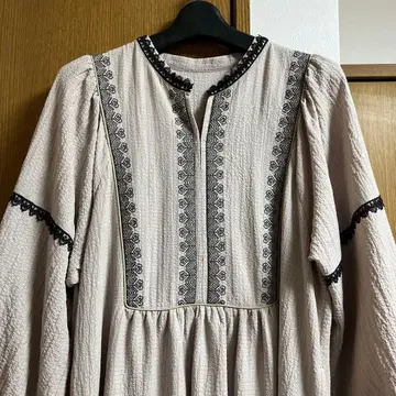 &LOVE 자수 베이지 긴팔 롱 원피스