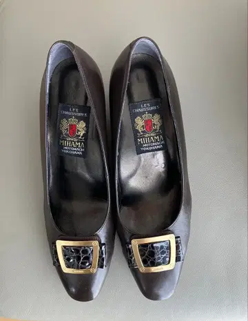 MIHAMA 다크 브라운 펌프스 중간 힐